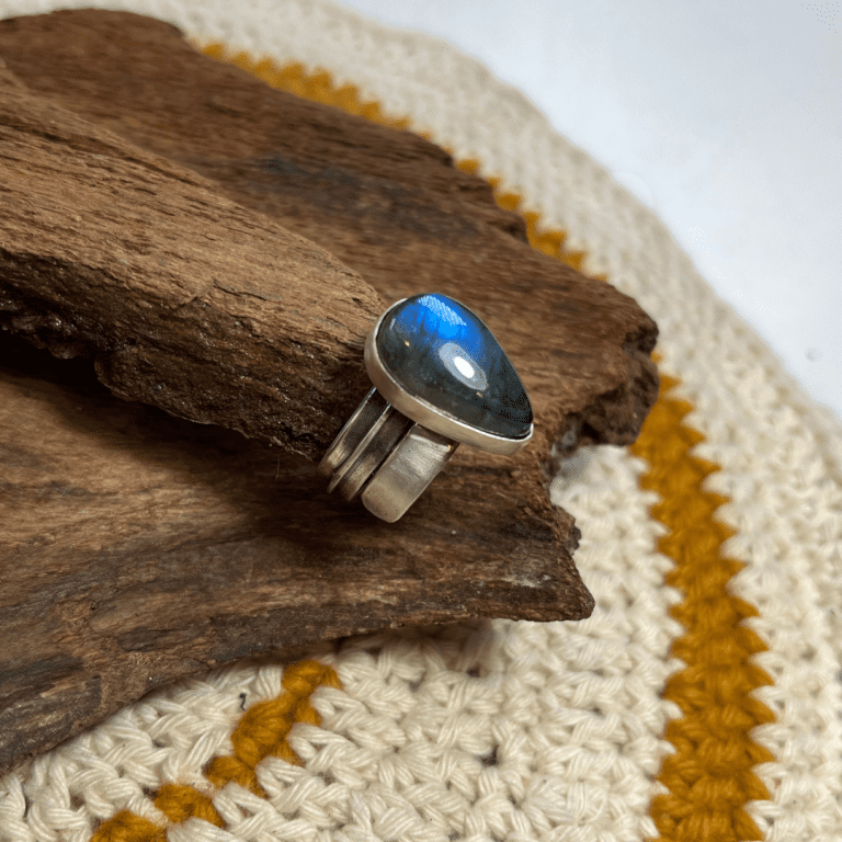 anillo merecedora labradorita