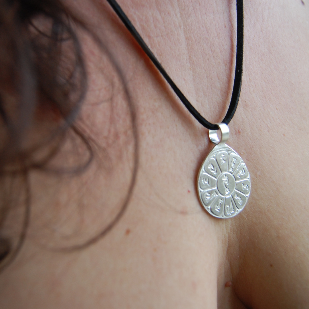 Colgante Tara OM TARE TUTTARE TURE SOHA plata