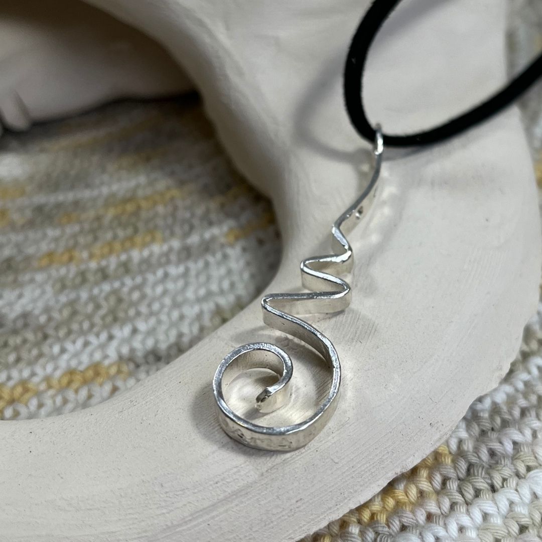 Colgante Unalome de plata con mantra OM NAMAH SHIVAYA joya de vinculación Joya Ritual